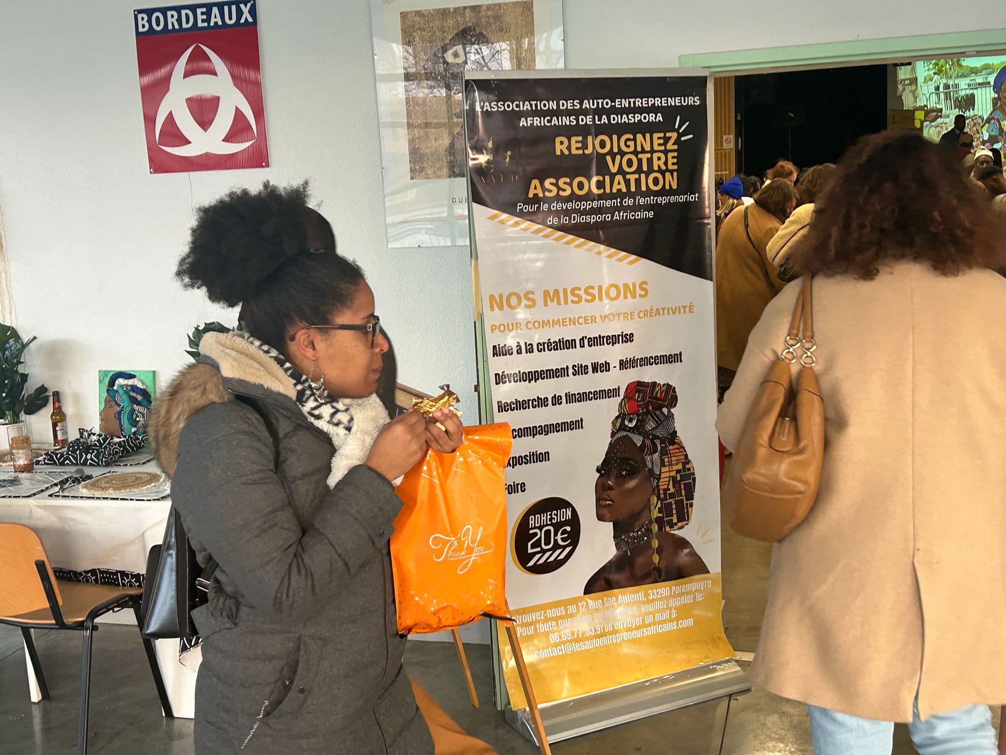 Une exposante présente ses créations textiles