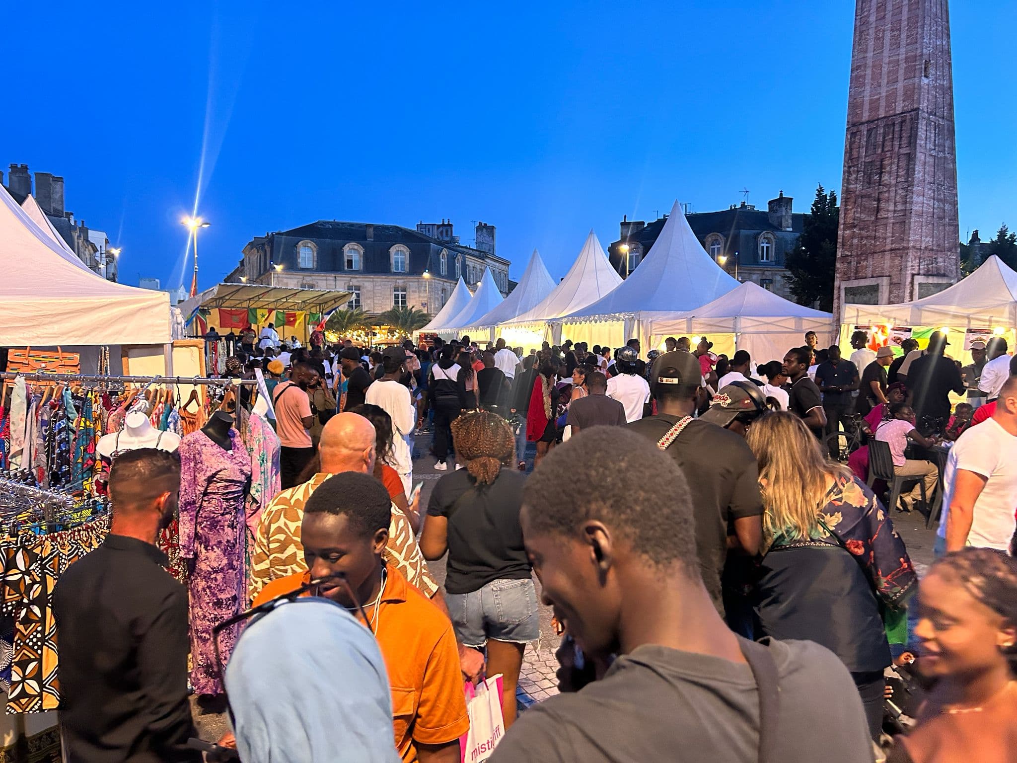 Les exposants accueillent les premiers visiteurs de la journée