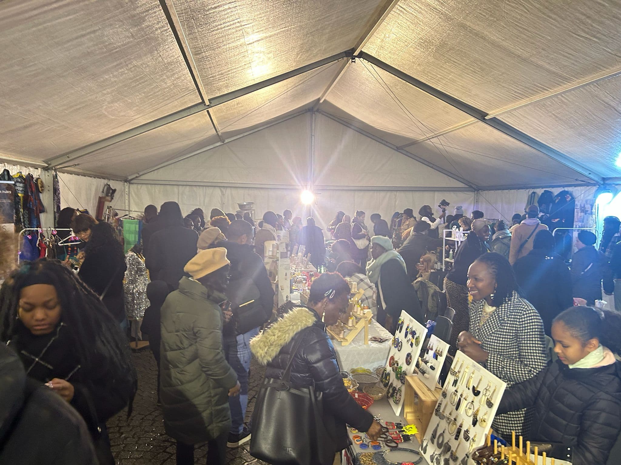 Un exposant présente ses produits artisanaux pour les fêtes