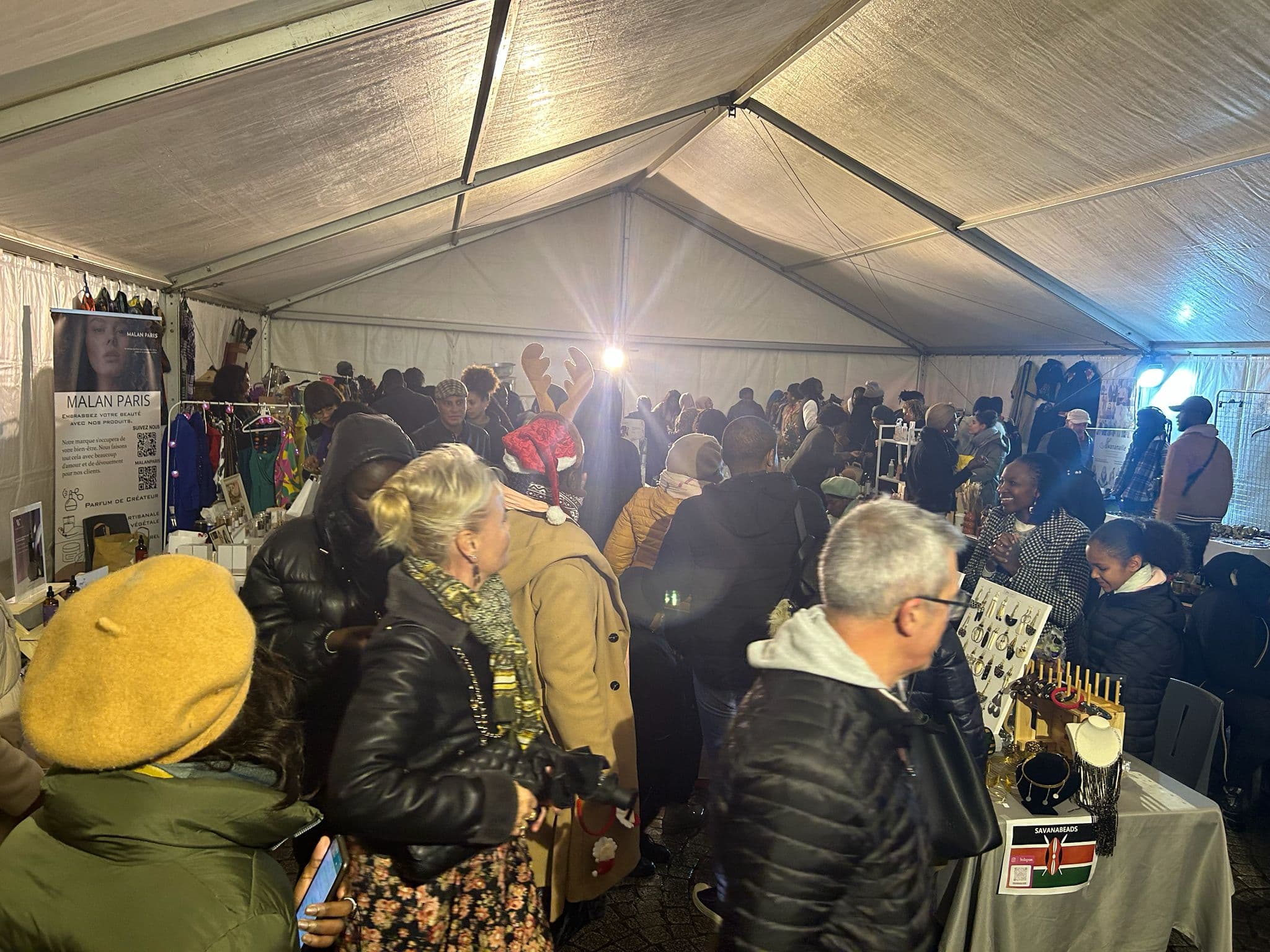 Les visiteurs profitent de l'ambiance chaleureuse du marché
