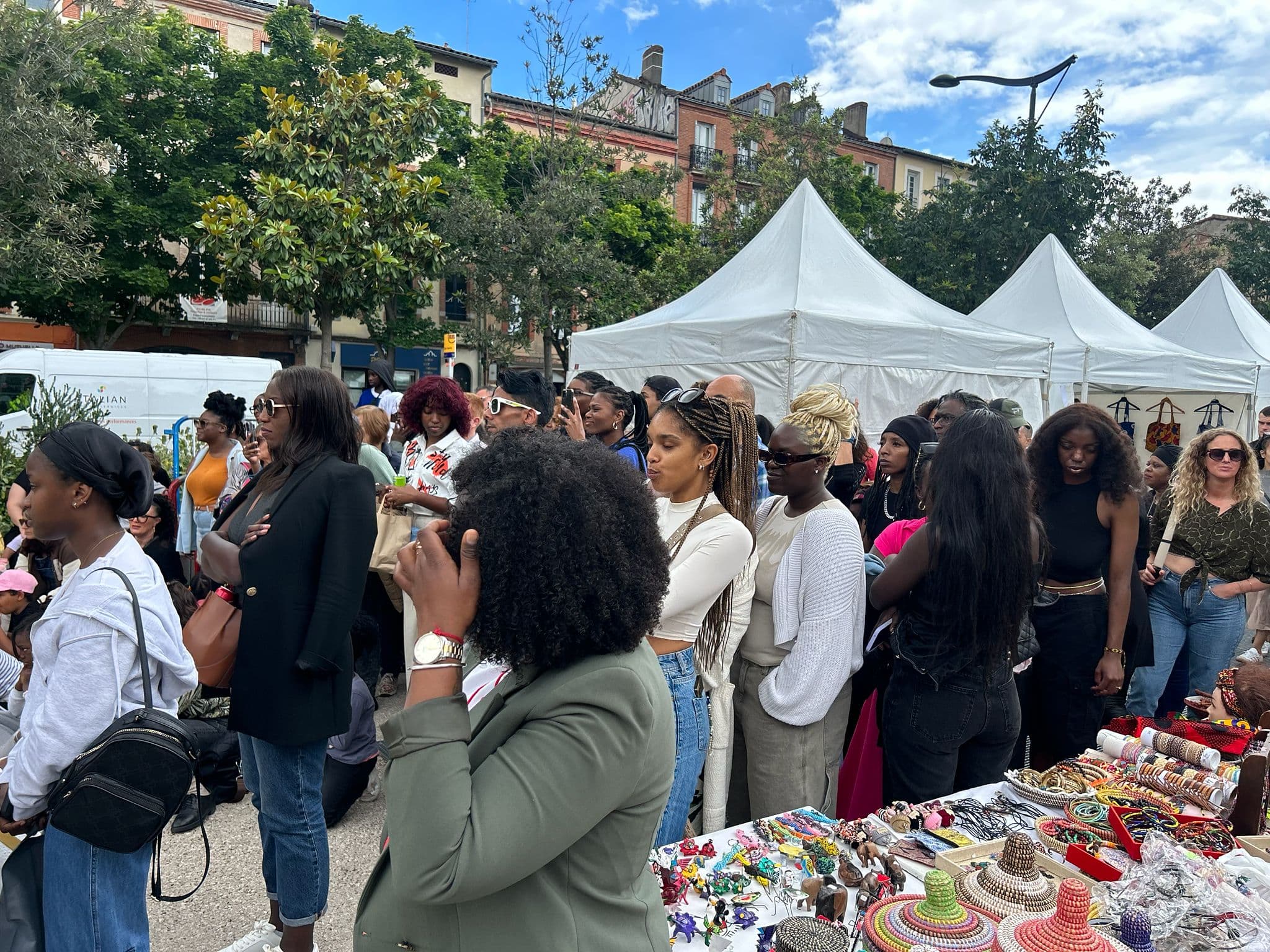 Le public découvre les créations artisanales