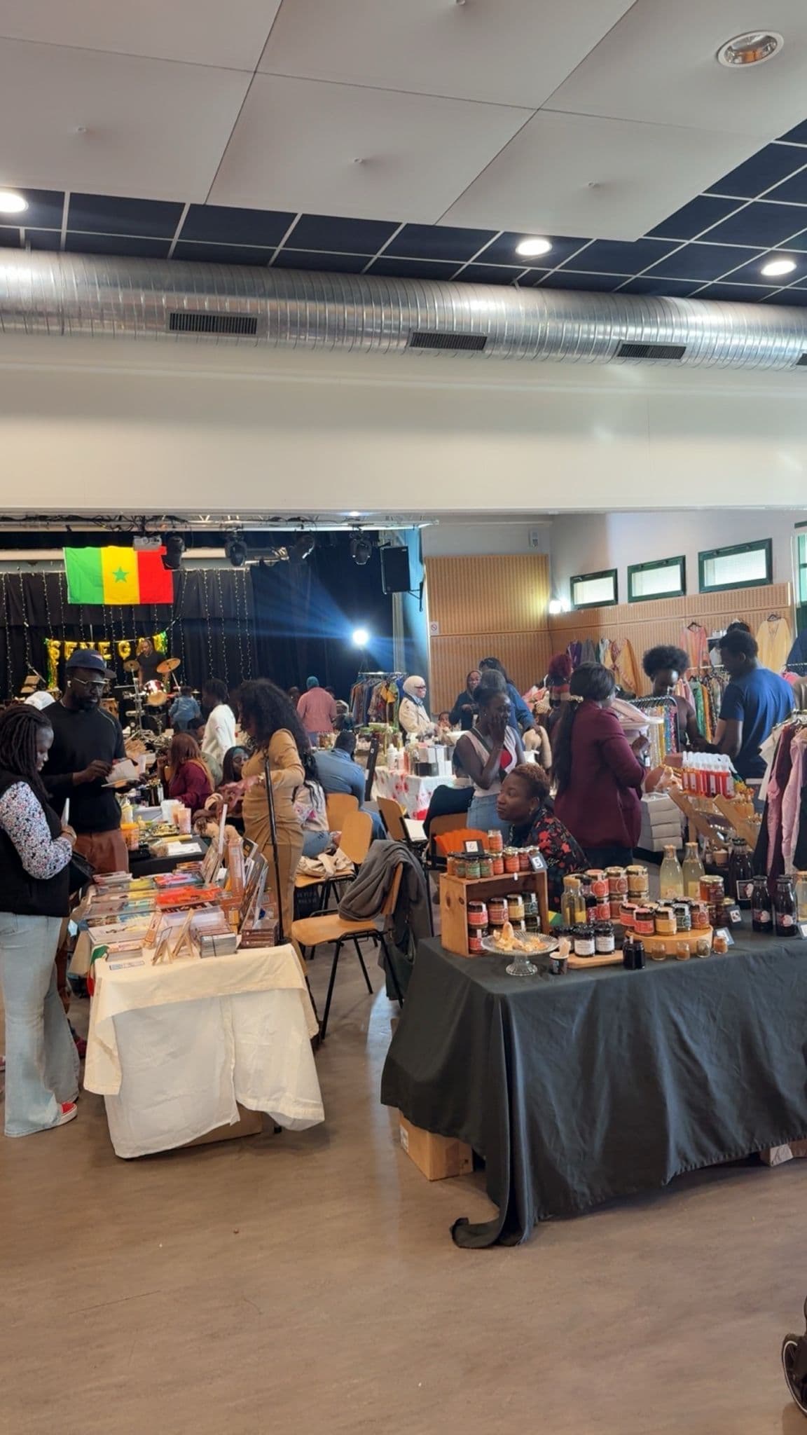 Les allées de la foire, animées du matin jusqu'au soir